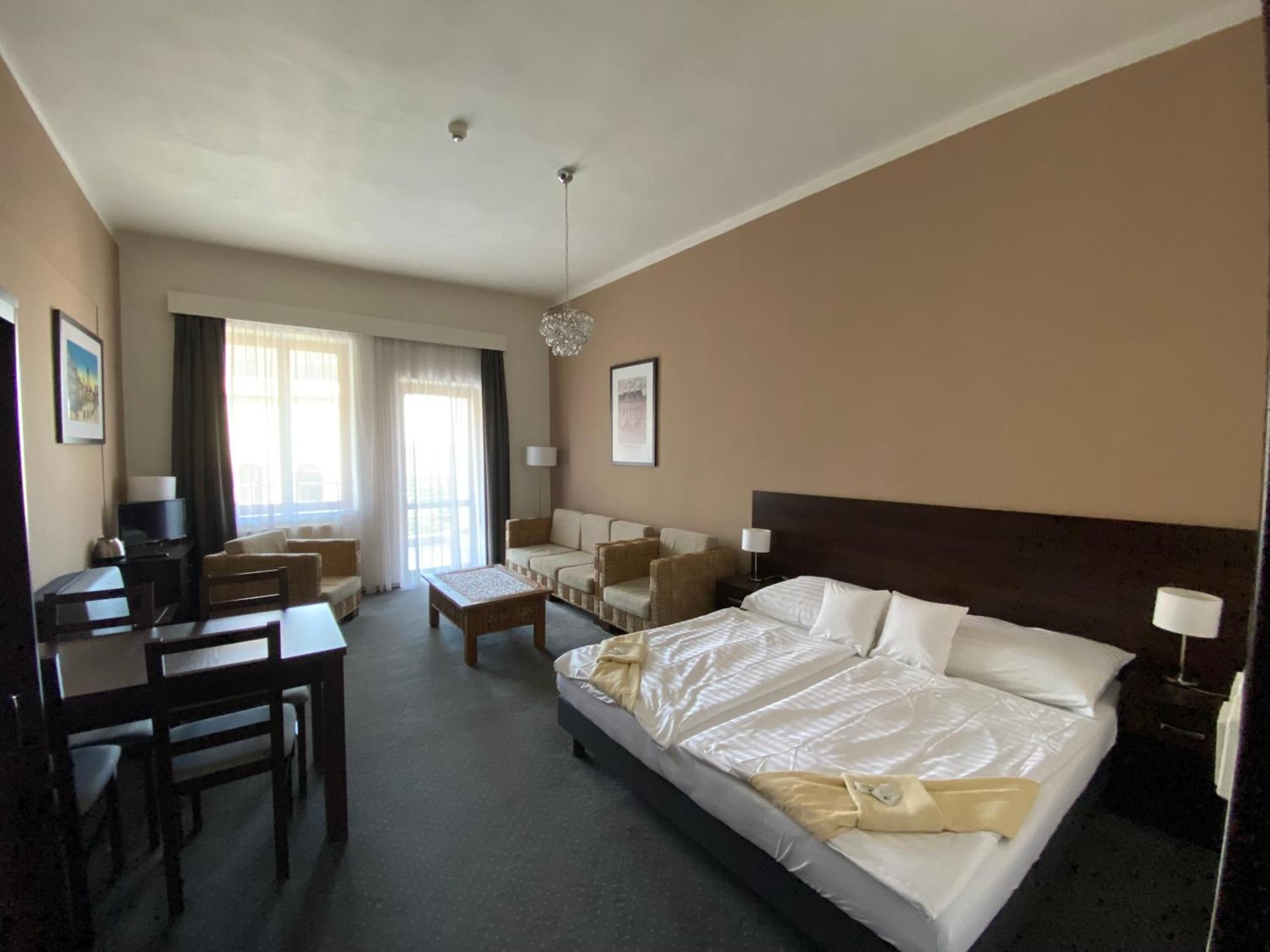 Hotel Zlaty Andel ジャテツ エクステリア 写真