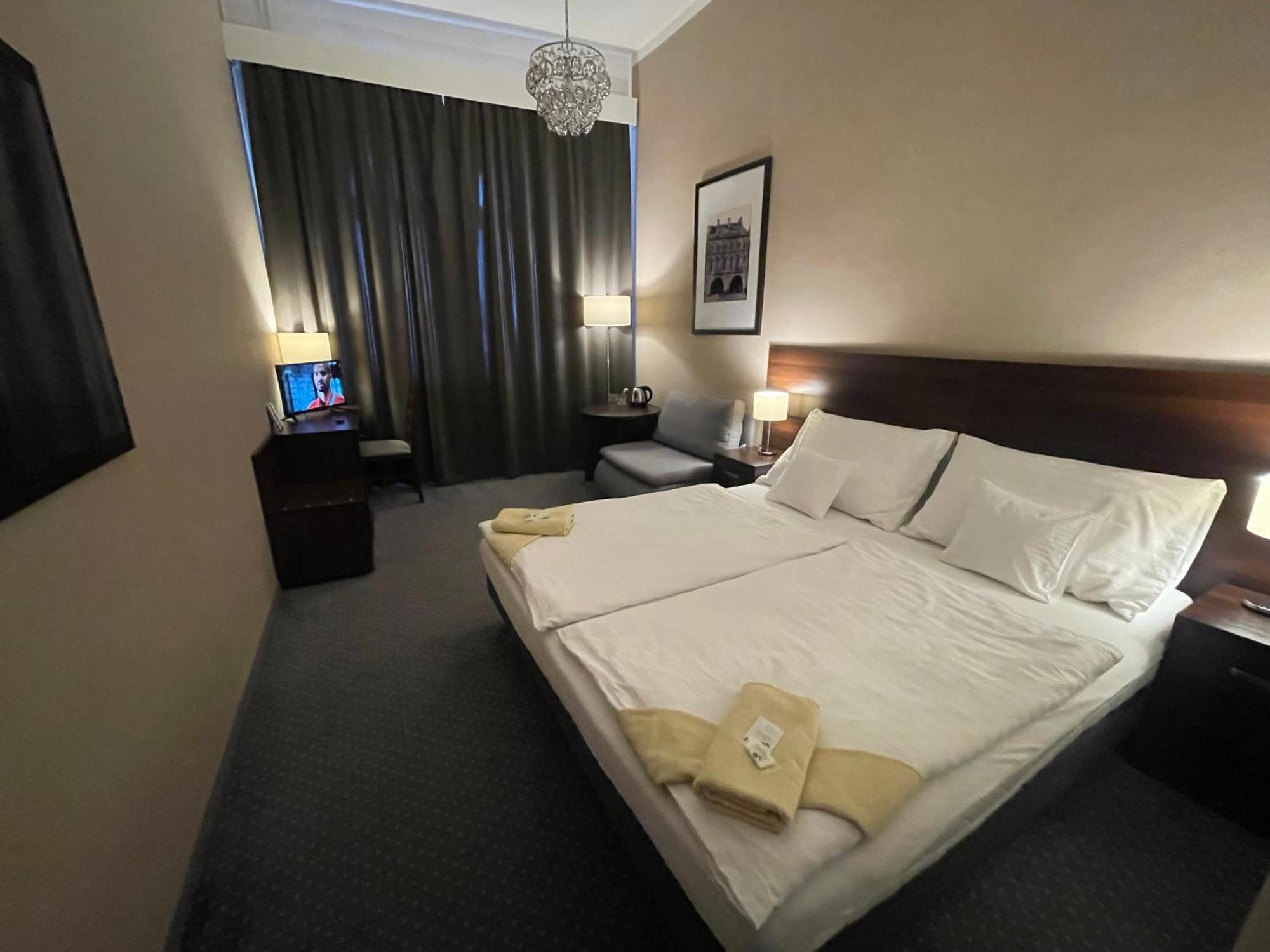Hotel Zlaty Andel ジャテツ エクステリア 写真